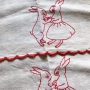 ウサギの赤糸刺繍プティ・カーテン